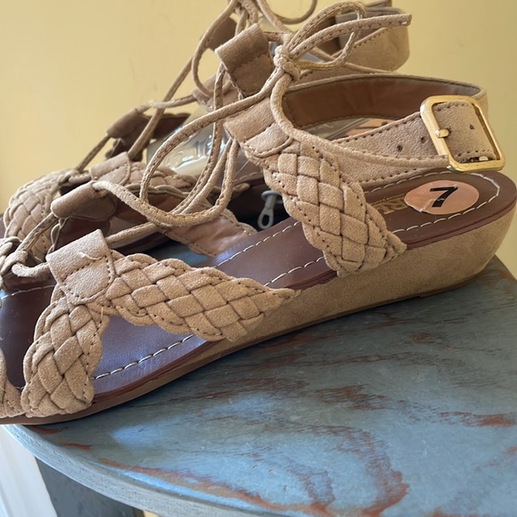 Carlos Santana Brand New Tan Suede Sandals size 7 - Picture 2 of 5